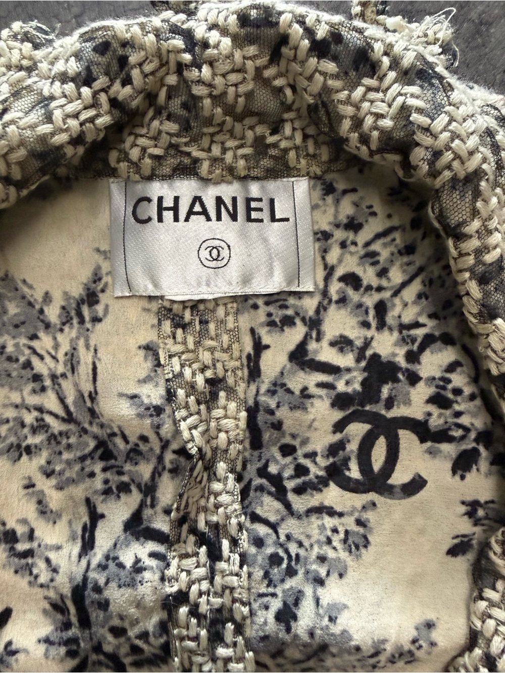 CHANEL Vintage Black & Beige Tweed Bouclé Jacket - Picture 2 of 15